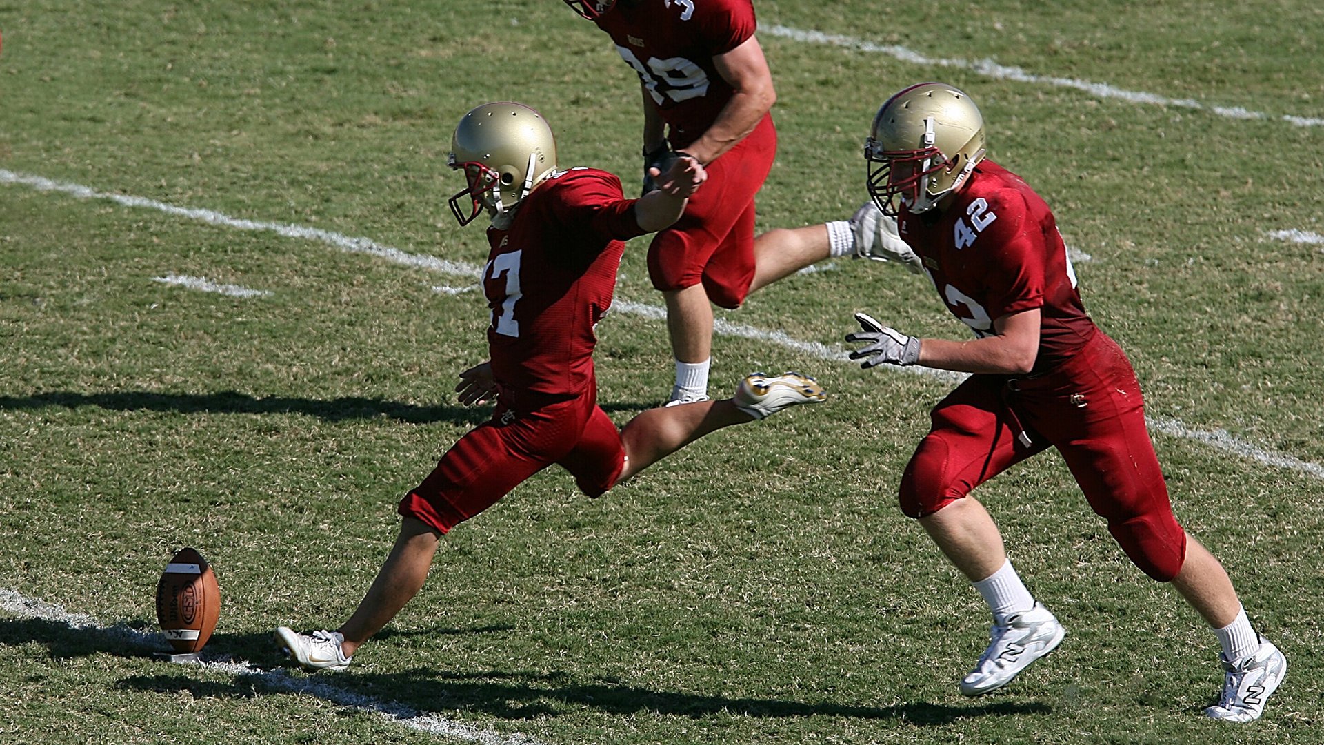 图穆亚突破防线，成为袋鼠队的关键攻击点