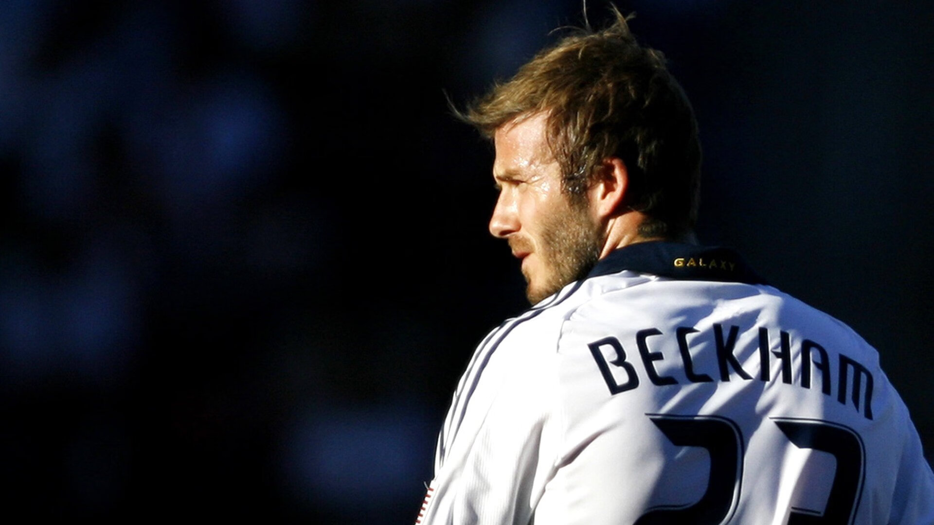 职业球员加入反种族歧视倡议展示足球正面力量,足球反种族歧视仪式